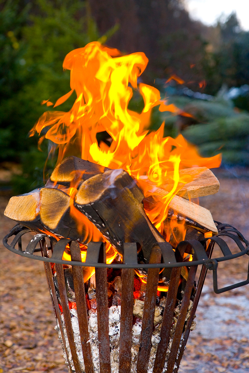 Wärmendes Feuer bei einem weihnachtlichen Treffen auf dem Forsthof