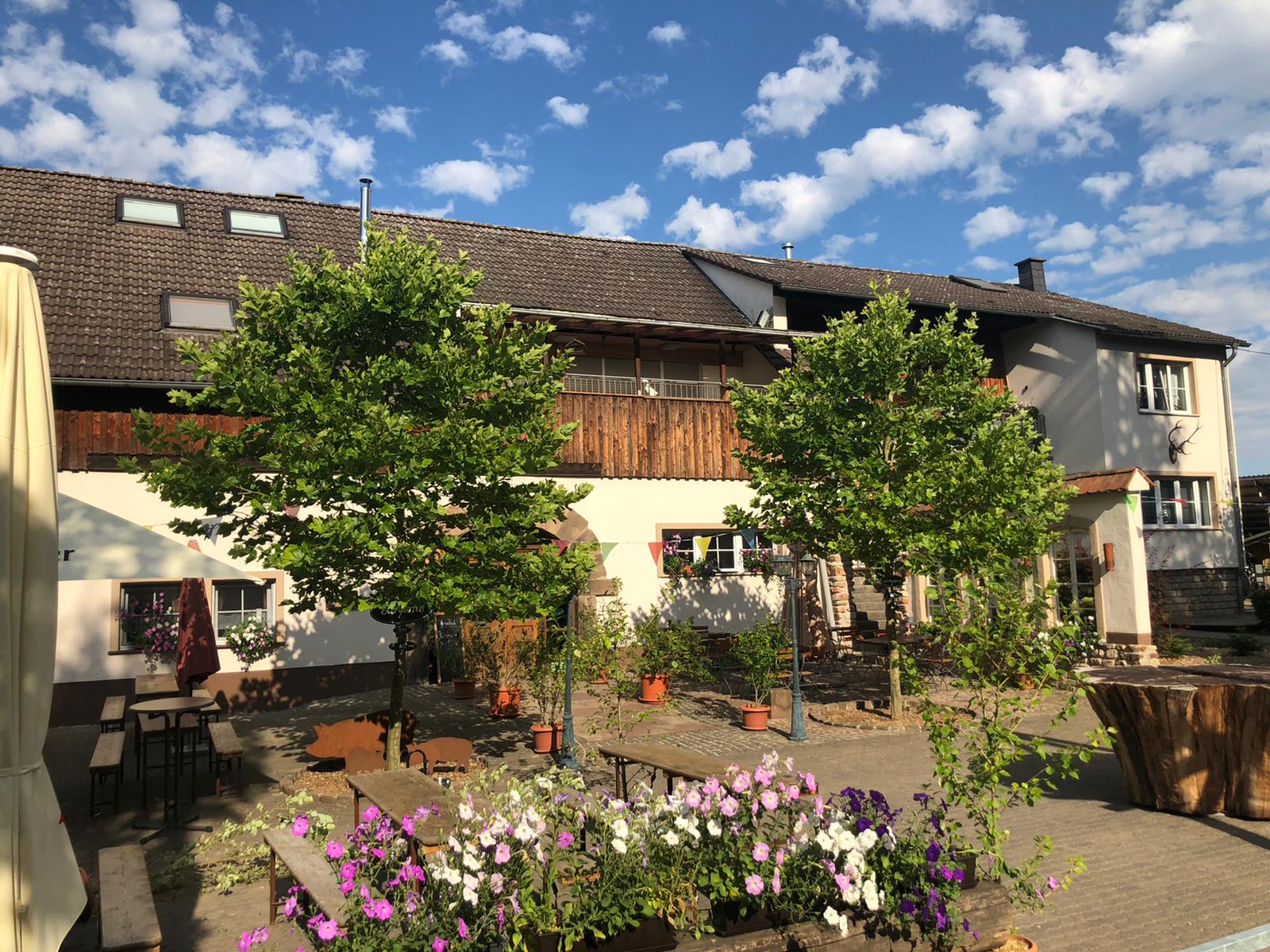 Der Forsthof Nunkirchen mit seinem begrünten Innenhof im Sommer